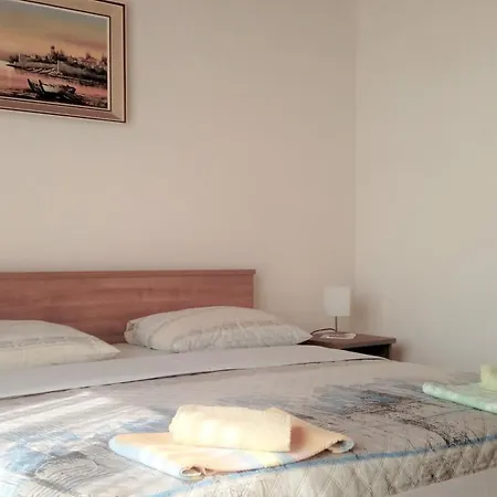 Affordable Almira With Shared Kitchen *
