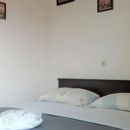 Affordable Almira With Shared Kitchen *