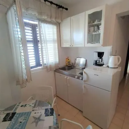Apartment Affordable Almira With Shared Kitchen *