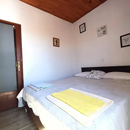 Apartment Affordable Almira With Shared Kitchen