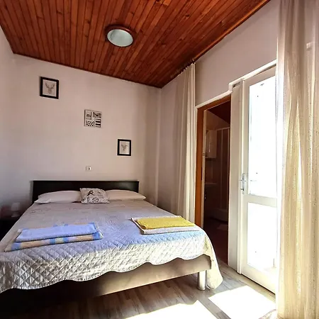 Affordable Almira With Shared Kitchen Krk Town
