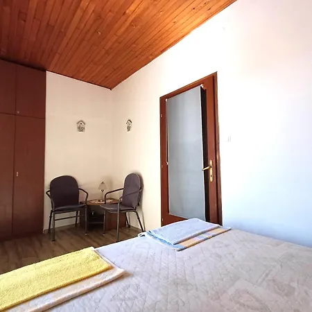 Apartment Affordable Almira With Shared Kitchen