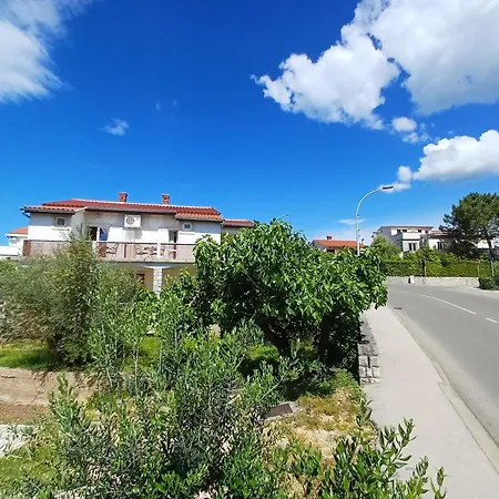 Affordable Almira With Shared Kitchen *