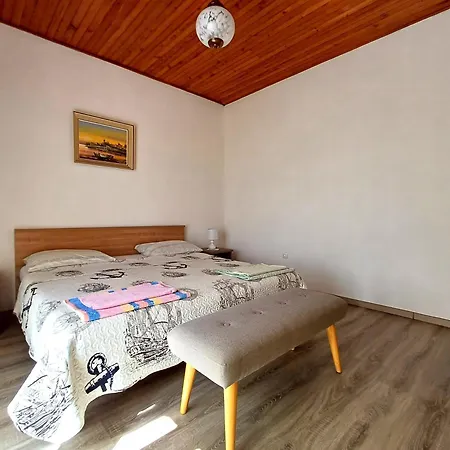 Affordable Almira With Shared Kitchen Apartment *