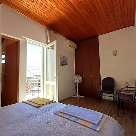 Apartment Affordable Almira With Shared Kitchen