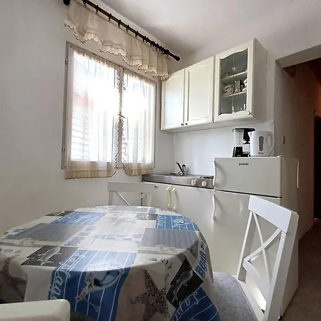 Affordable Almira With Shared Kitchen