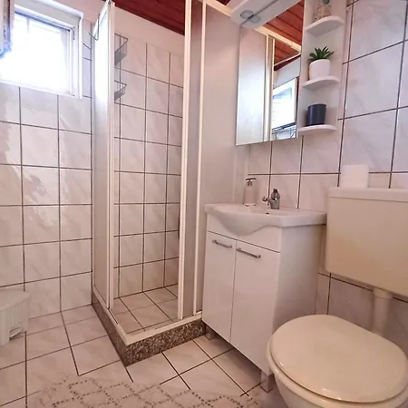 Affordable Almira With Shared Kitchen
