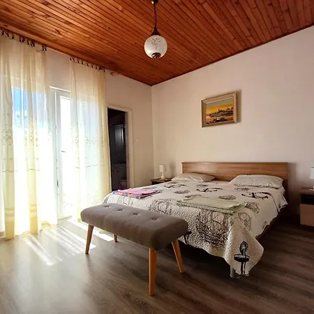 Apartment Affordable Almira With Shared Kitchen Krk Town