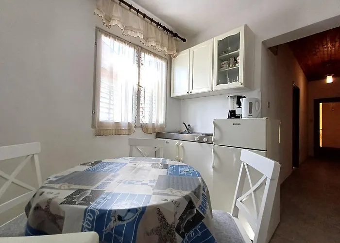 Affordable Almira With Shared Kitchen