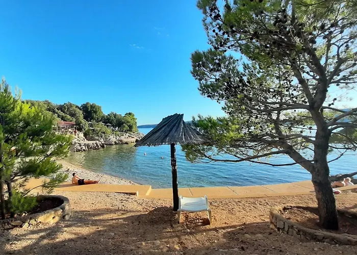 Affordable Almira With Shared Kitchen *