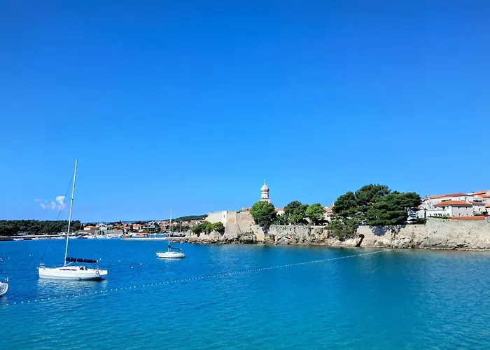 Affordable Almira With Shared Kitchen *