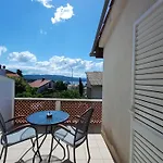 Affordable Almira With Shared Kitchen Appartement Krk Town