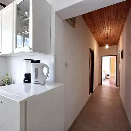 Apartament Affordable Almira With Shared Kitchen Krk Town