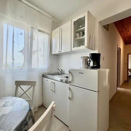 Affordable Almira With Shared Kitchen *