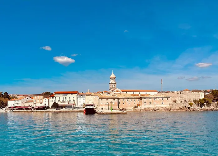 Affordable Almira With Shared Kitchen *