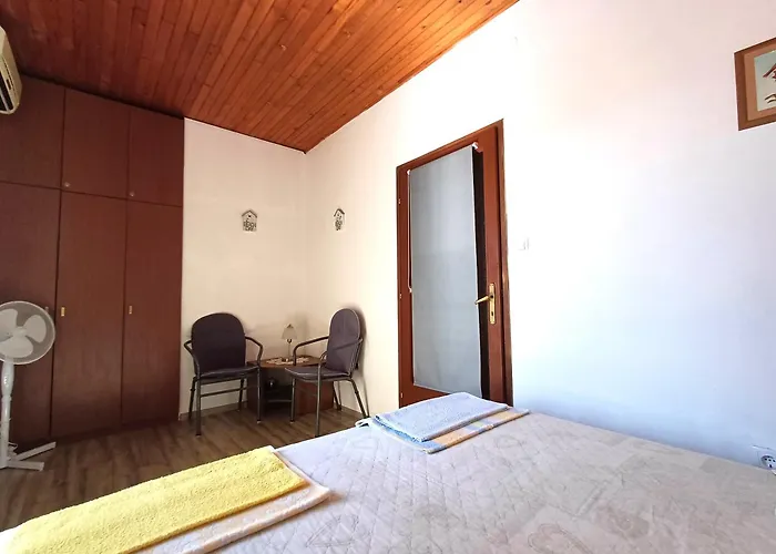 Apartment Affordable Almira With Shared Kitchen