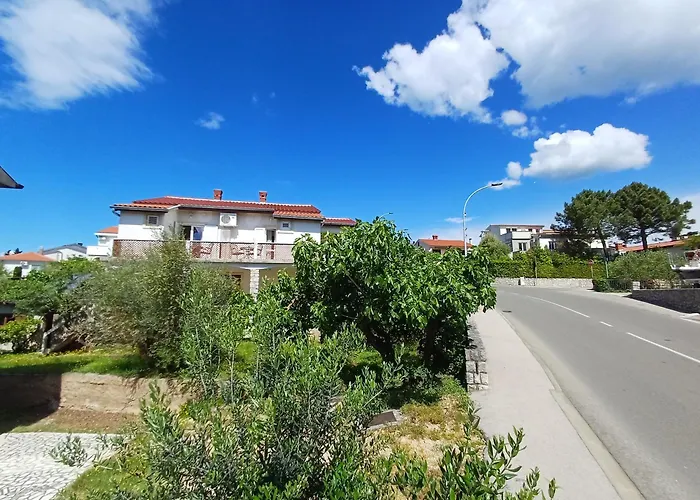 Affordable Almira With Shared Kitchen *