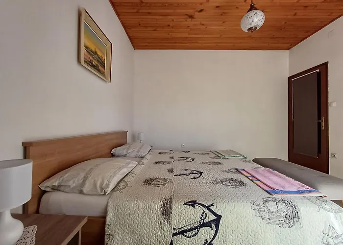 Affordable Almira With Shared Kitchen