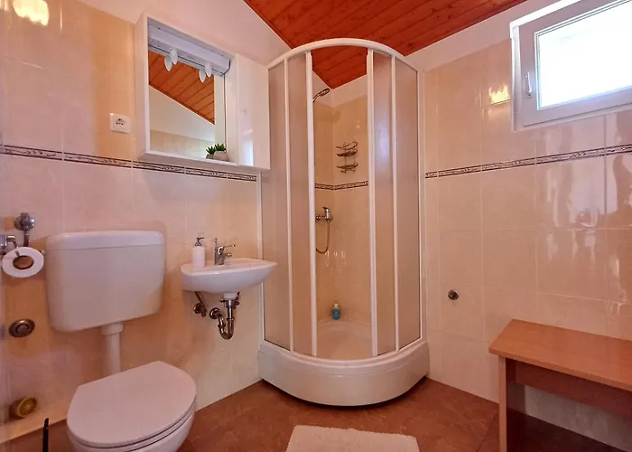 Affordable Almira With Shared Kitchen Apartmán