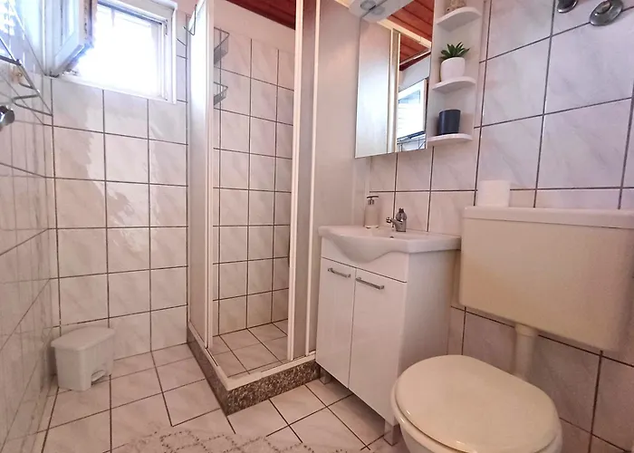 Affordable Almira With Shared Kitchen