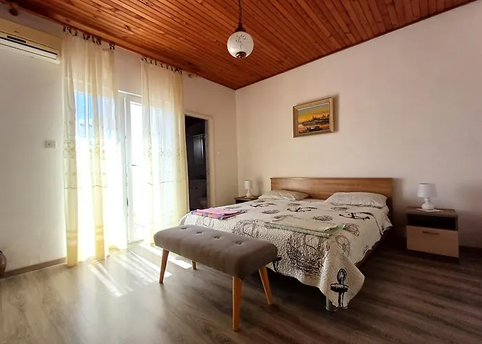 Apartment Affordable Almira With Shared Kitchen Krk Town