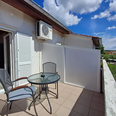 Affordable Almira With Shared Kitchen Krk Town
