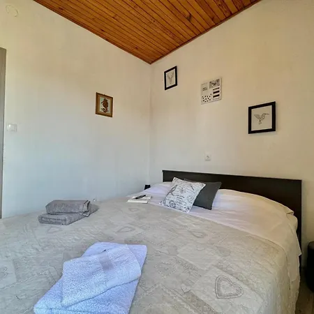 Apartment Affordable Almira With Shared Kitchen *