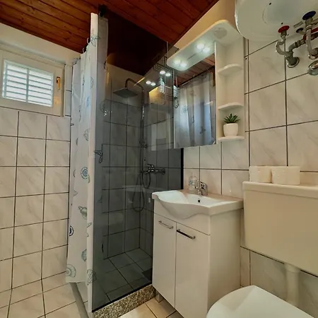 Apartment Affordable Almira With Shared Kitchen