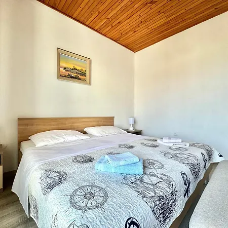 Affordable Almira With Shared Kitchen Apartment Krk Town