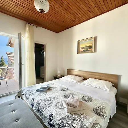 Affordable Almira With Shared Kitchen Apartment